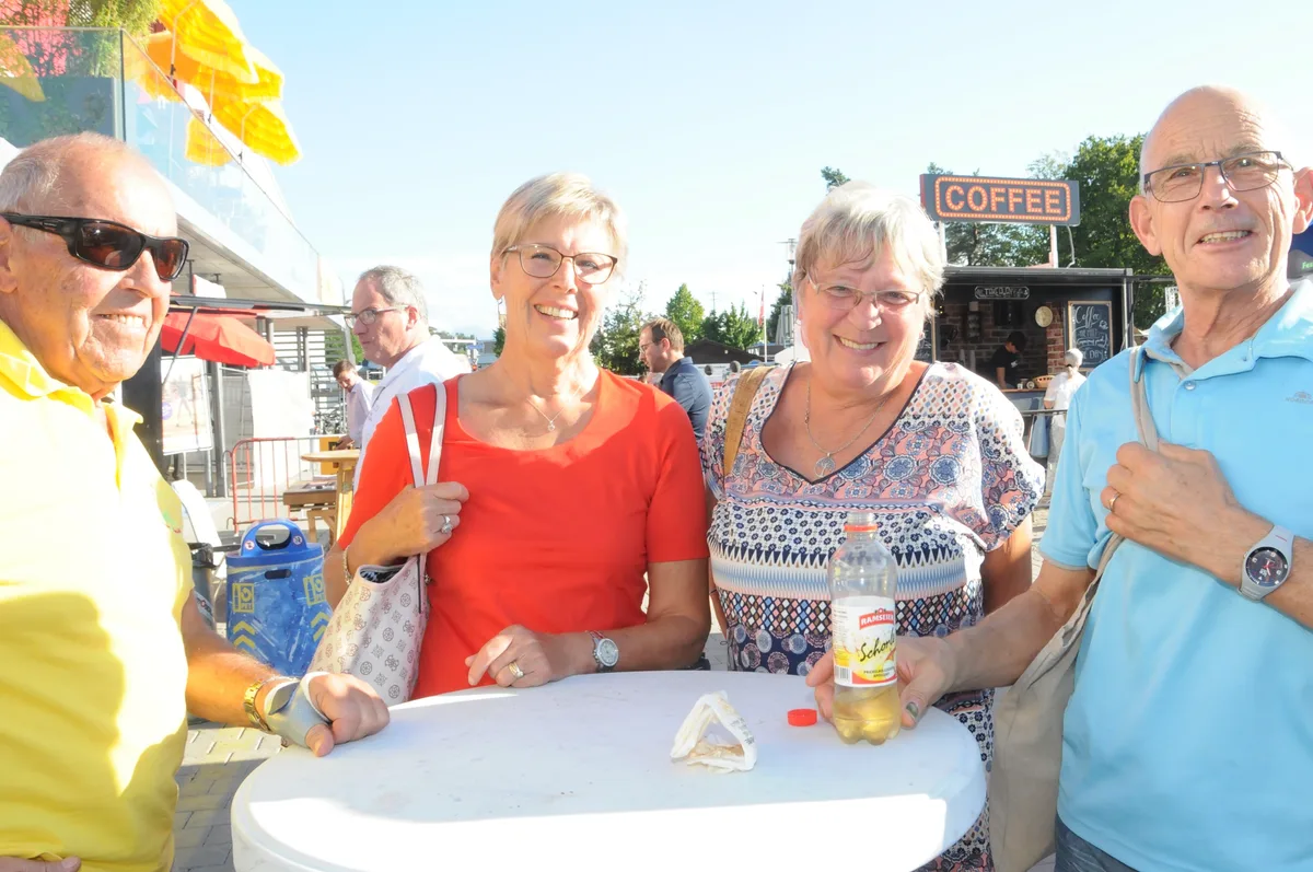 Man sieht eine Gruppe Senioren an der Sonne.